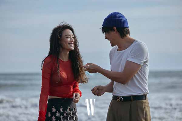 晴云碧空，浪起潮涌，張震舒淇 海边漫步